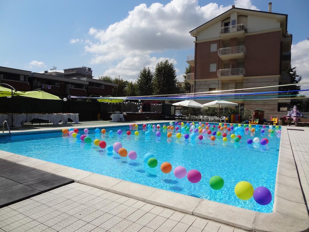 Hotel Jumbo リミニ エクステリア 写真