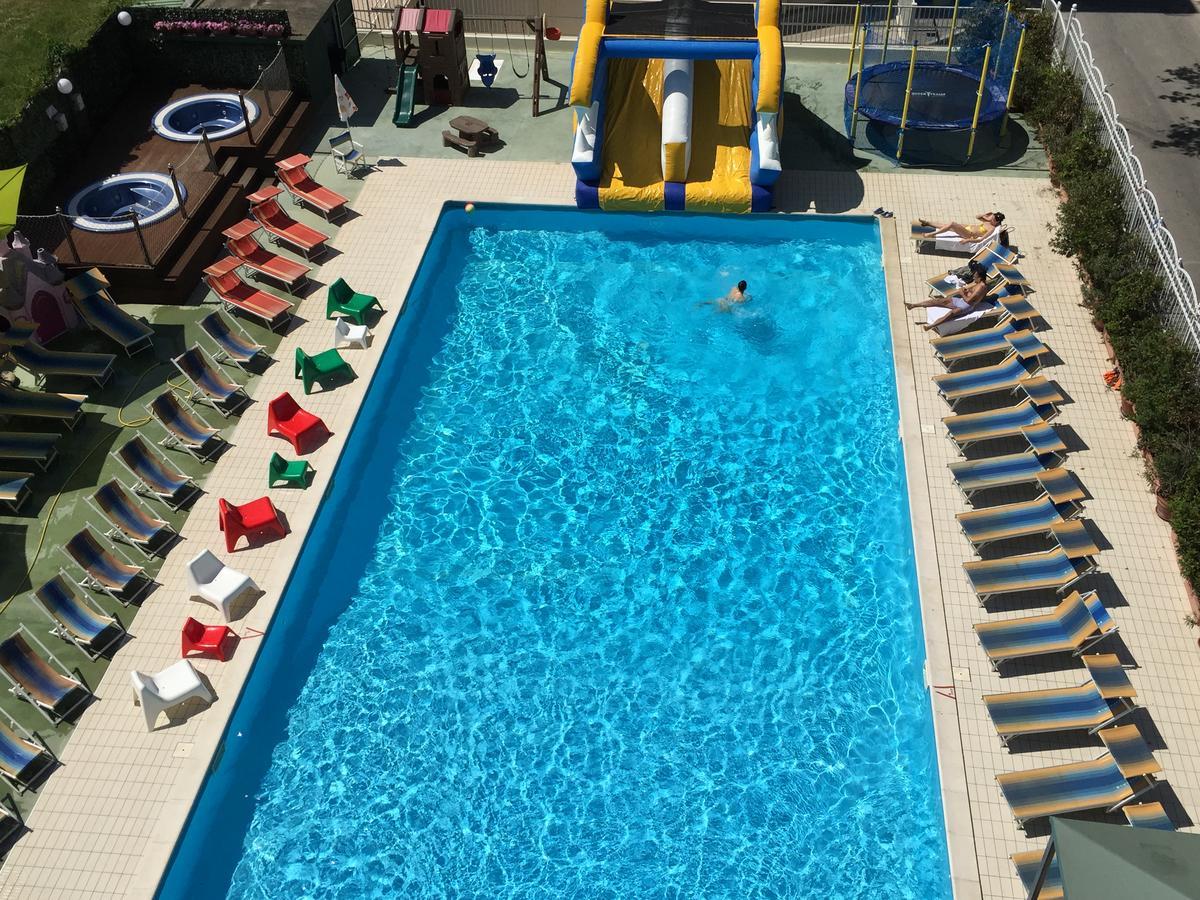 Hotel Jumbo リミニ エクステリア 写真